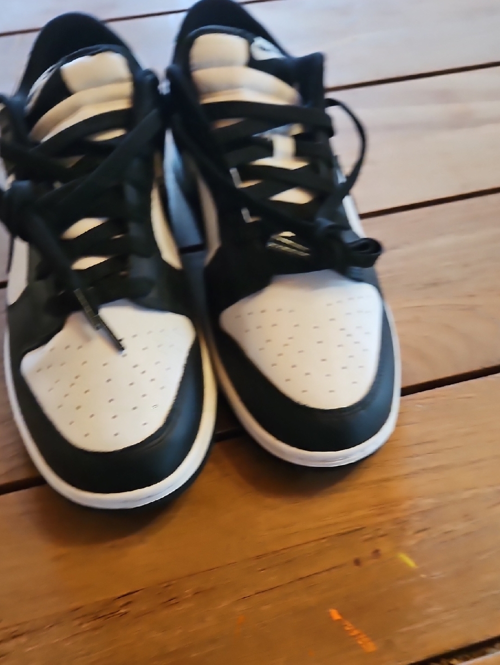 Nike Men’s Black and White Low-Top Sneakers with Contrast Swoosh